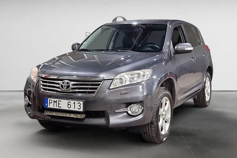 Mörkgrå Begagnad 2010 Toyota RAV4 Executive SUV | 99 900 kr (Marknadspris) - Bild 1/3