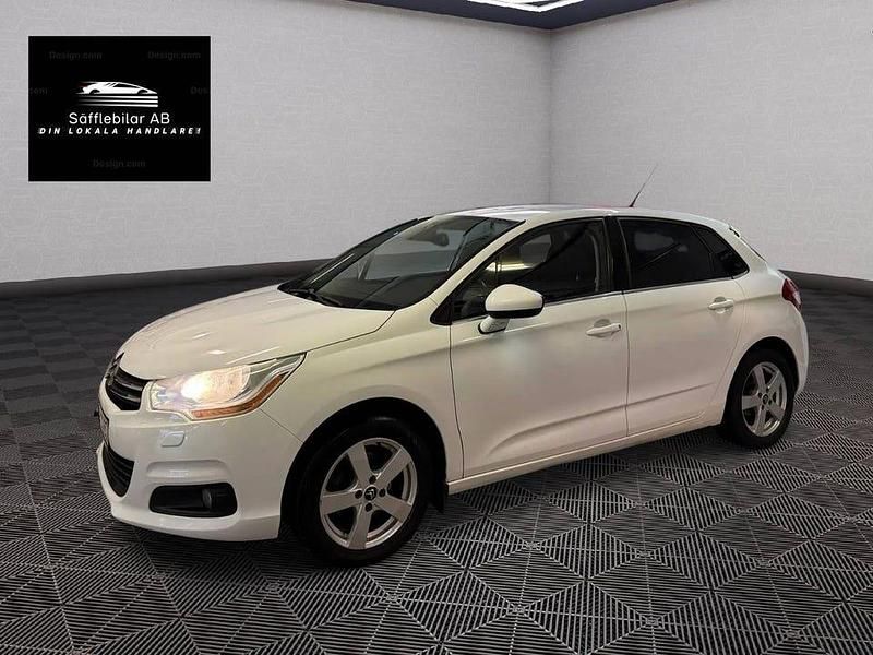Vit Begagnad 2013 Citroën C4 Halvkombi | 44 900 kr (Marknadspris) - Bild 1/4