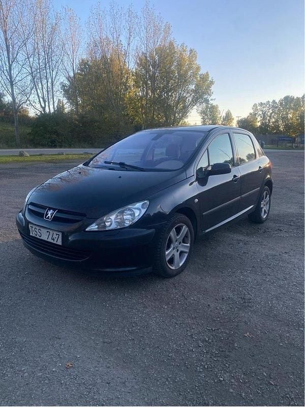 Svart Begagnad 2003 Peugeot 307 Halvkombi | 8 000 kr (Superpris) - Bild 1/4