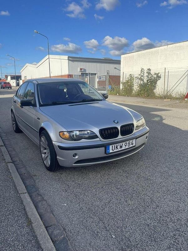 Silver Begagnad 2003 BMW 316 Comfort Edition Sedan | 32 000 kr - Bild 1/4