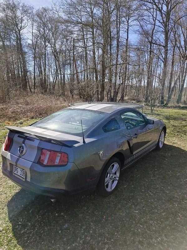 Grå Begagnad 2011 Ford Mustang Sportkupé | 165 000 kr (Marknadspris) - Bild 1/3
