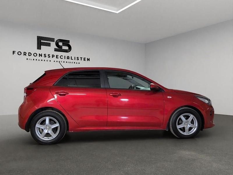 Begagnad Kia Rio 100 HK (73 kW) 2018 Röd Halvkombi