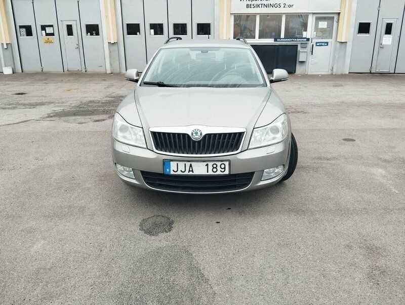 Brun Begagnad 2012 Skoda Octavia Elegance Kombi | 36 000 kr (Superpris) - Bild 1/4