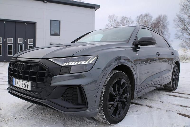 Begagnad Audi Q8 S-Line 286 HK (210 kW) 2022 Daytonagrå pärleffekt SUV