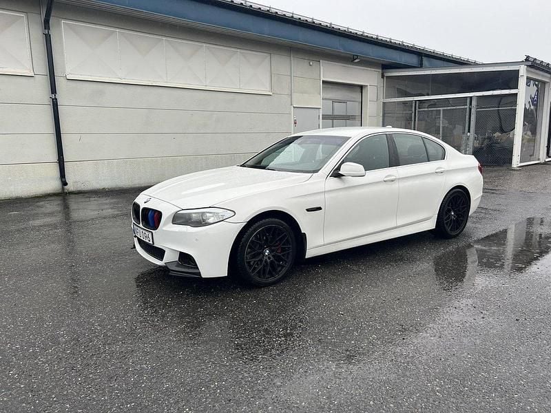Vit Begagnad 2013 BMW 520 Sport Line Sedan | 92 500 kr (Bra pris) - Bild 1/4