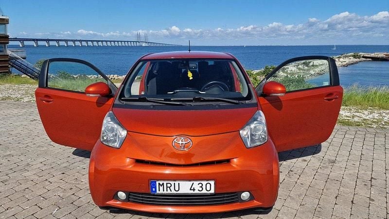 Orange Begagnad 2011 Toyota iQ Halvkombi | 34 800 kr (Marknadspris) - Bild 1/4