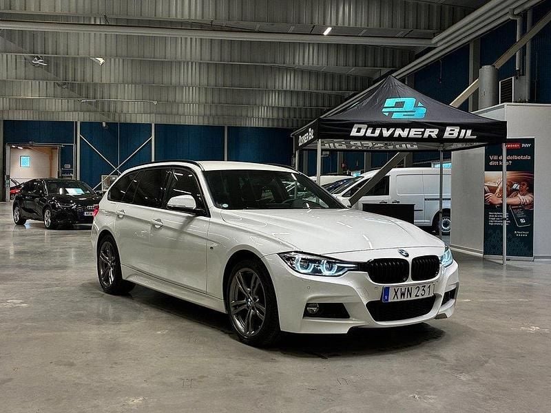Vit Begagnad 2018 BMW 330 M Sport Kombi | 259 900 kr (Marknadspris) - Bild 1/4