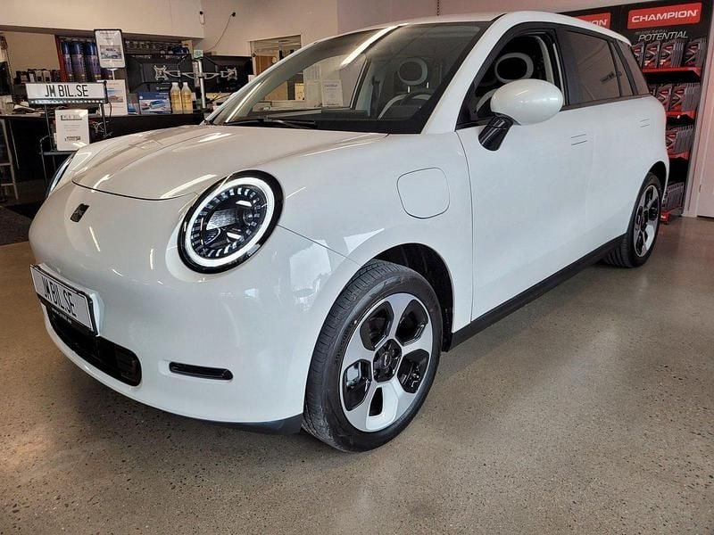 Vit Ny 2025 JAC E30X Halvkombi | 299 900 kr - Bild 1/4