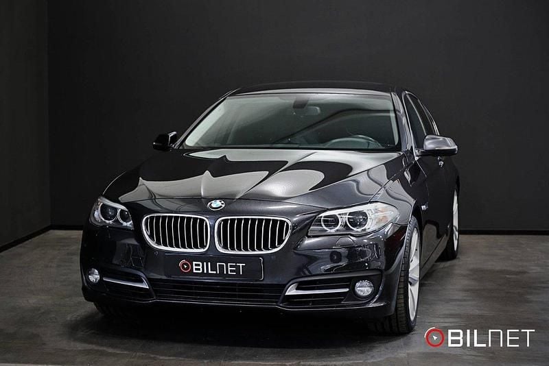 Grå Begagnad 2014 BMW 530 Sedan | 179 900 kr (Marknadspris) - Bild 1/4