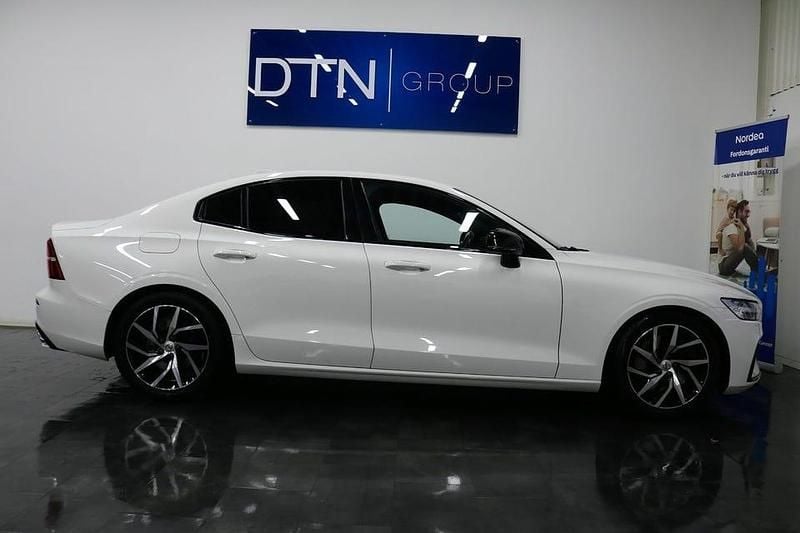 Vit Begagnad 2020 Volvo S60 R-Design Sedan | 329 000 kr (Marknadspris) - Bild 1/4