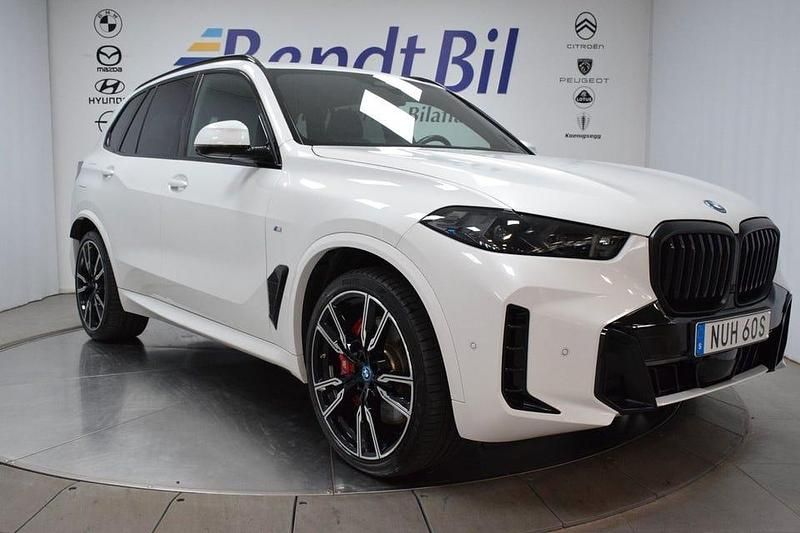 Mineralvit met. Begagnad 2025 BMW X5 M Sport SUV | 934 500 kr - Bild 1/4