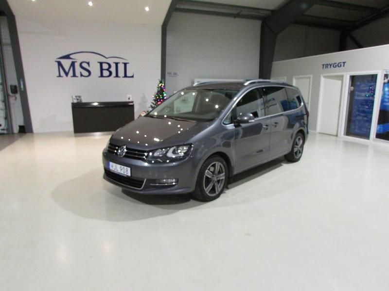 Mörkgrå Begagnad 2017 VW Sharan GT Minibuss | 229 900 kr (Marknadspris) - Bild 1/4