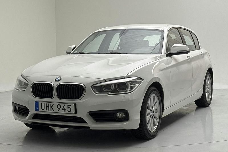 Vit Begagnad 2016 BMW 118 Advantage Halvkombi | 105 000 kr (Superpris) - Bild 1/4