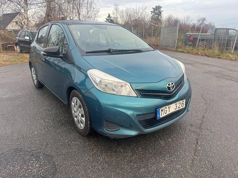 Mörkgrön Begagnad 2011 Toyota Yaris Life Halvkombi | 24 900 kr (Bra pris) - Bild 1/4