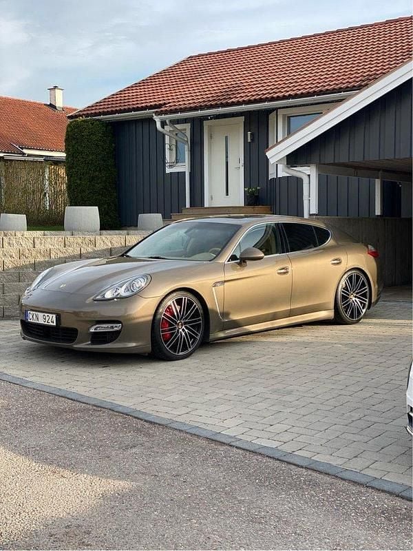 Brun Begagnad 2010 Porsche Panamera Turbo Sedan | 315 000 kr (Lite dyr) - Bild 1/4
