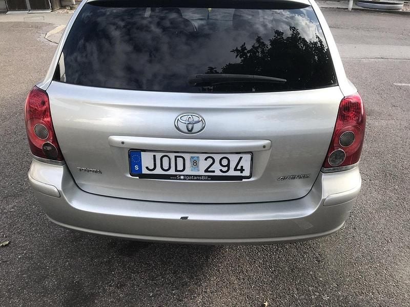 Silver Begagnad 2008 Toyota Avensis Kombi | 30 000 kr (Bra pris) - Bild 1/4