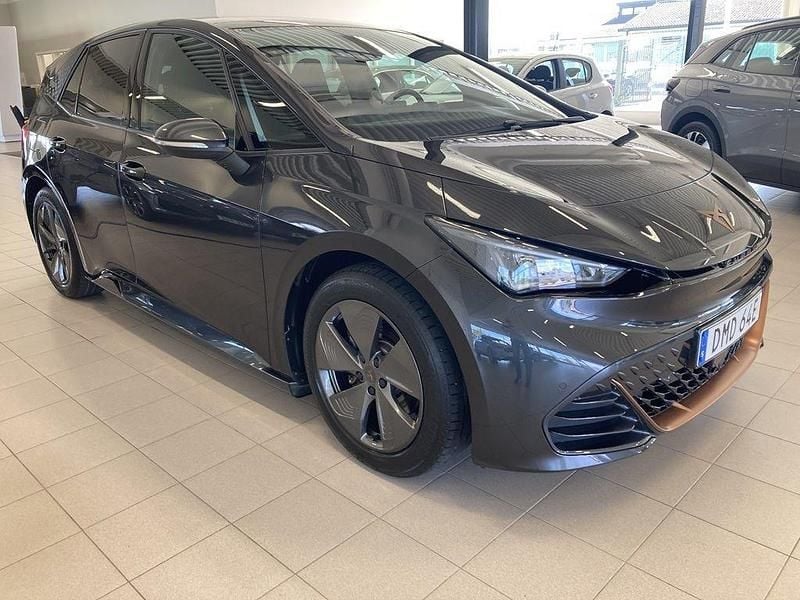 Mörkgrå (quasar grey metallic) Begagnad 2022 Cupra Born Halvkombi | 254 900 kr (Marknadspris) - Bild 1/4