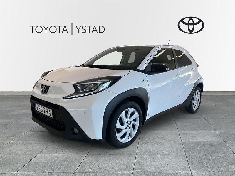 Vit Begagnad 2022 Toyota Aygo X-play Halvkombi | 154 000 kr (Marknadspris) - Bild 1/3