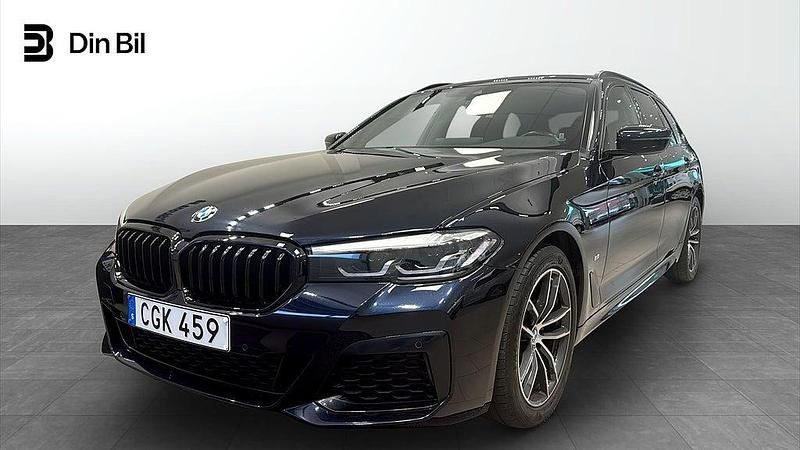 Svart Begagnad 2021 BMW 520 M Sport Kombi | 379 900 kr (Marknadspris) - Bild 1/4