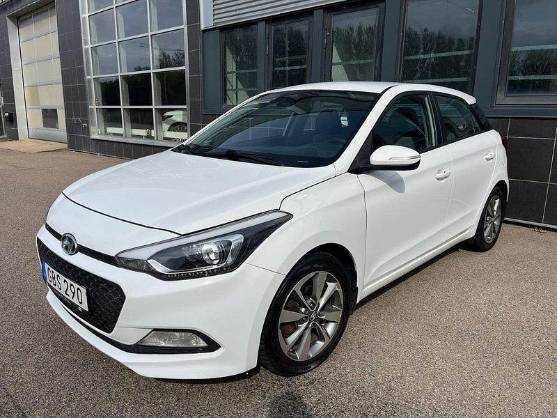 Vit Begagnad 2016 Hyundai i20 Premium Halvkombi | 69 900 kr (Marknadspris) - Bild 1/4