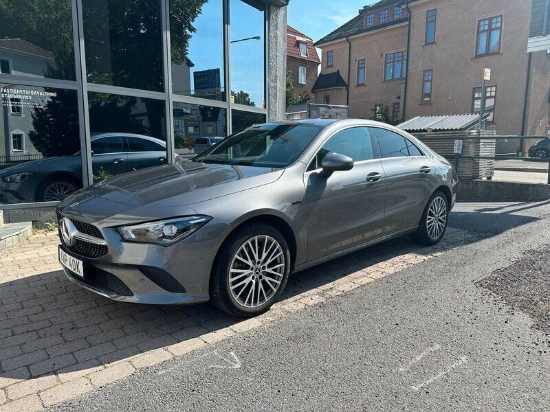 Mörkgrå Begagnad 2021 Mercedes CLA250e Sedan | 349 900 kr (Marknadspris) - Bild 1/4