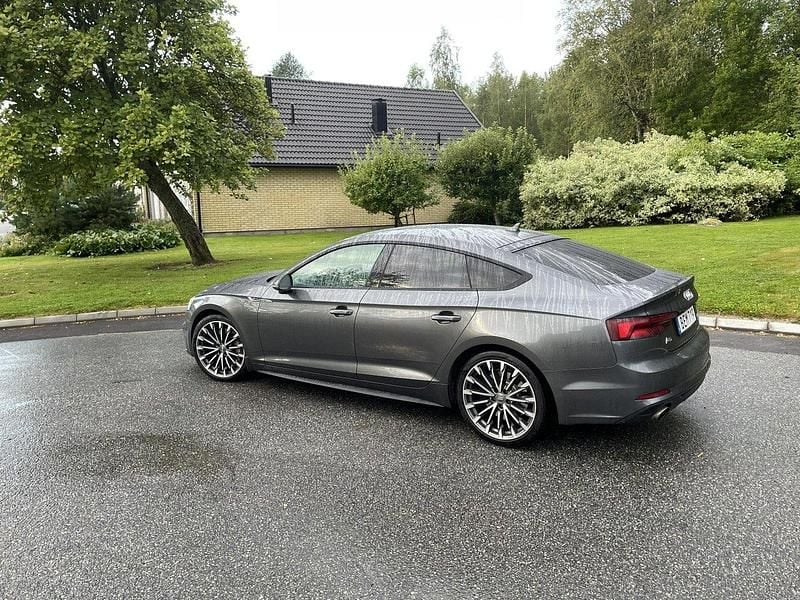 Grå Begagnad 2018 Audi A5 Sportback S-Line Halvkombi | 245 000 kr (Marknadspris) - Bild 1/4