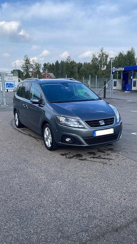 Grå Begagnad 2016 Seat Alhambra Minibuss | 240 000 kr (Marknadspris) - Bild 1/4