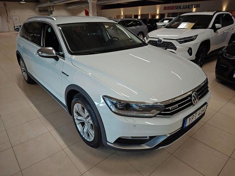 Vit Begagnad 2018 VW Passat Alltrack Executive Kombi | 169 900 kr (Marknadspris) - Bild 1/4