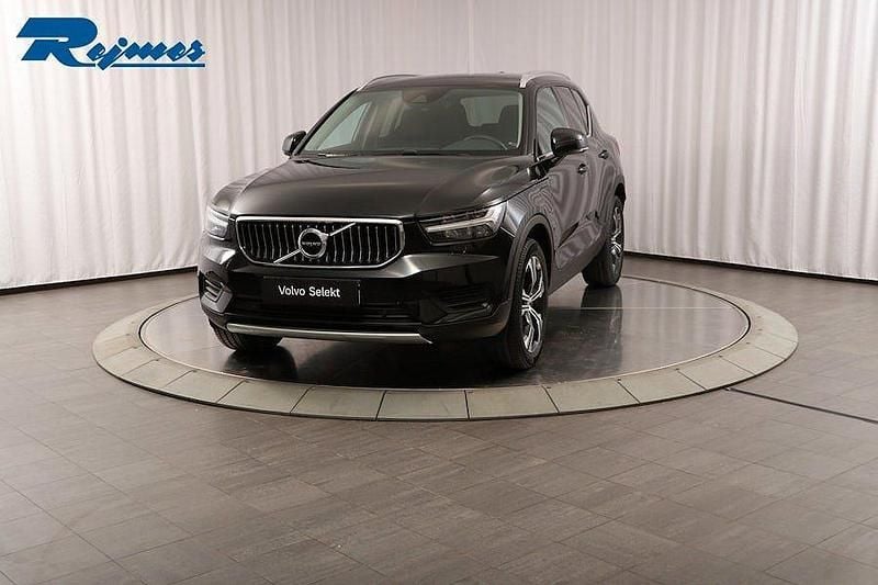 Svart Begagnad 2021 Volvo XC40 Inscription SUV | 339 900 kr (Marknadspris) - Bild 1/4