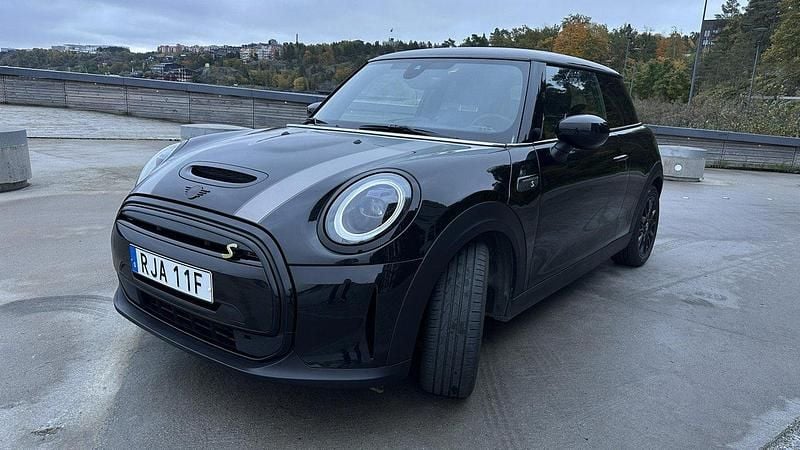 Svart Begagnad 2023 Mini Cooper SE Halvkombi | 225 000 kr (Marknadspris) - Bild 1/4