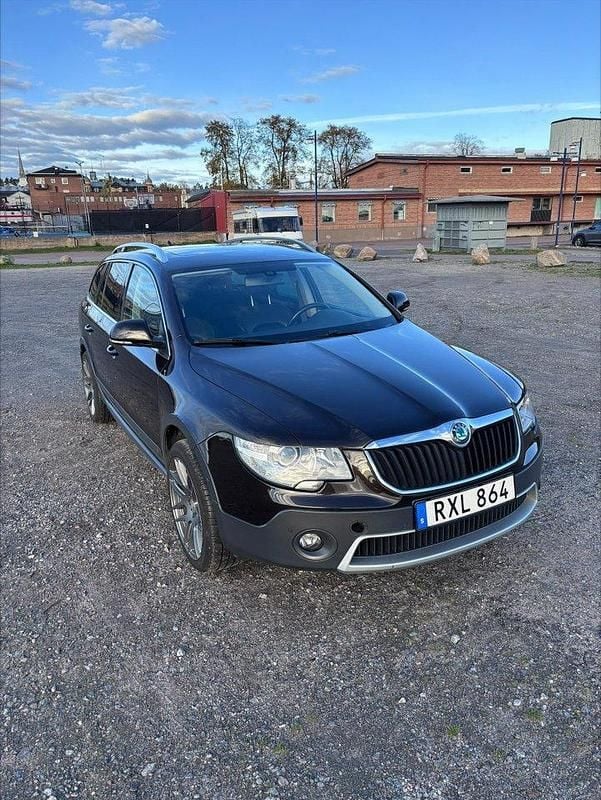 Brun Begagnad 2013 Skoda Superb Elegance Kombi | 65 000 kr (Bra pris) - Bild 1/4