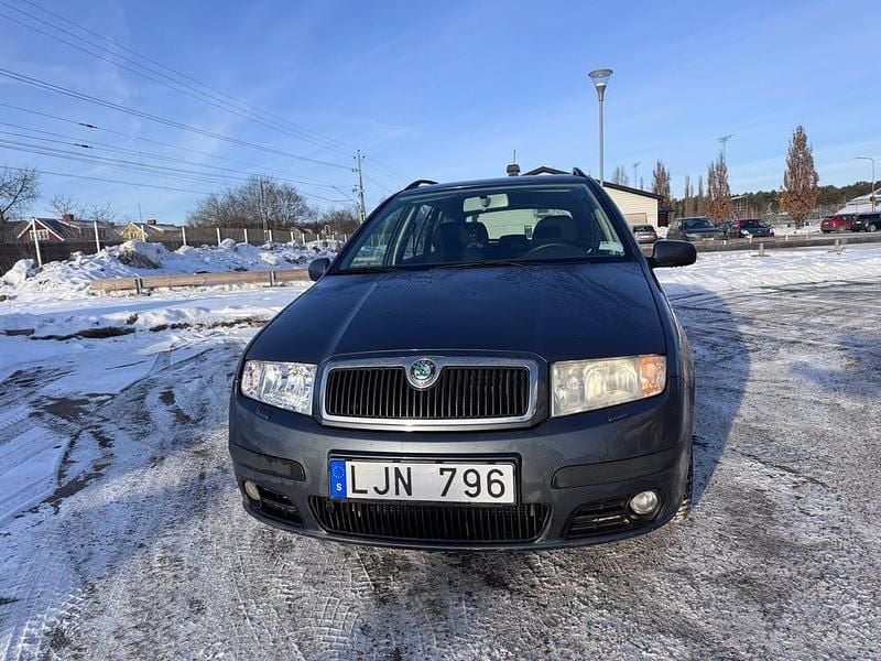 Begagnad Skoda Fabia 64 HK (47 kW) 2007 Mörkgrå Kombi