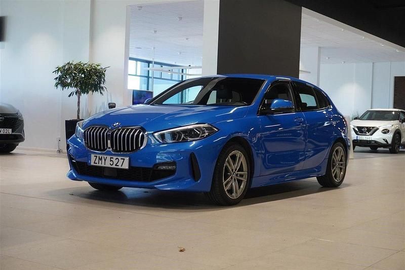Blå Begagnad 2021 BMW 118 M Sport Halvkombi | 259 800 kr (Lite dyr) - Bild 1/4