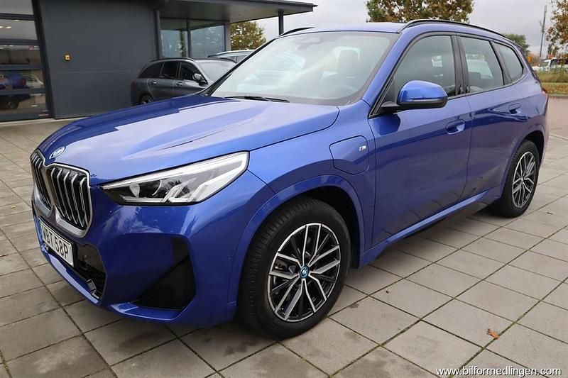 Blå samma som bilen Begagnad 2025 BMW X1 M Sport SUV | 529 900 kr (Lite dyr) - Bild 1/4