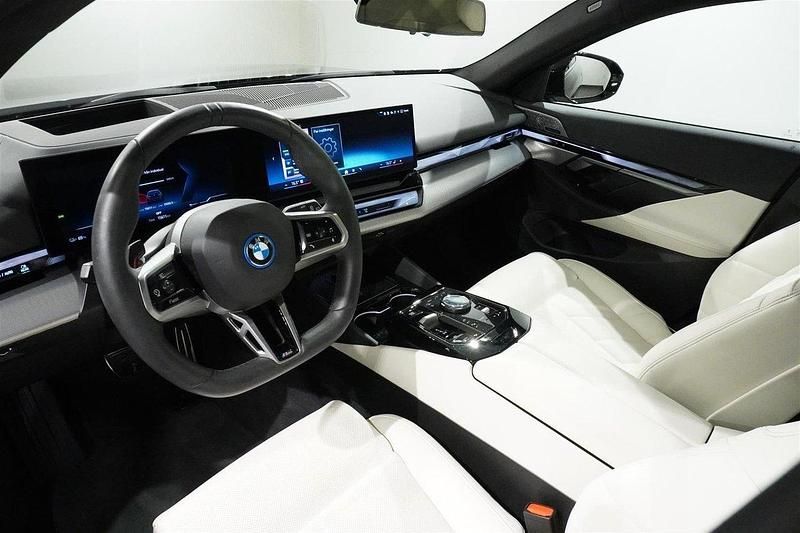 Begagnad BMW i5 Efficient Dynamics 250 kW (340 HK) 2024 Svart Sedan
