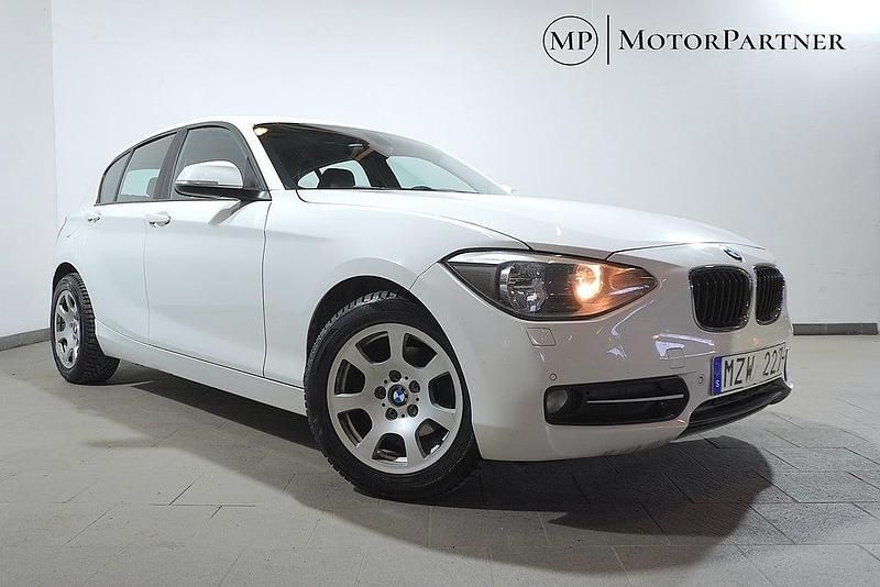 Vit Begagnad 2013 BMW 116 Sport Line Halvkombi | 89 900 kr (Marknadspris) - Bild 1/4