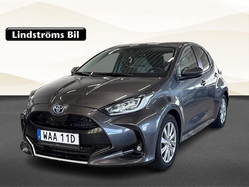 Mörkgrå (grå) Begagnad 2022 Toyota Yaris Hybrid Edition Halvkombi | 269 000 kr (Dyr) - Bild 1/3