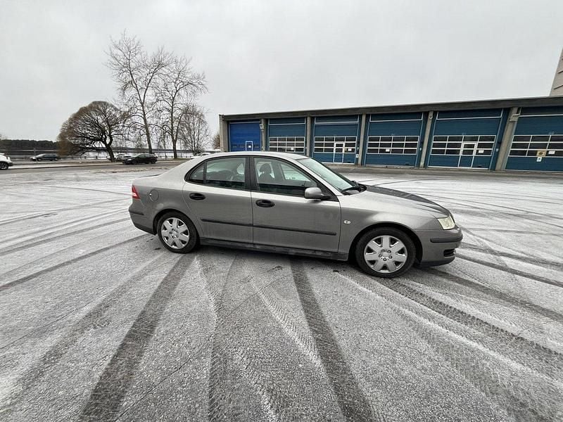 Grå Begagnad 2005 Saab 9-3 Linear Sedan | 19 500 kr (Bra pris) - Bild 1/4