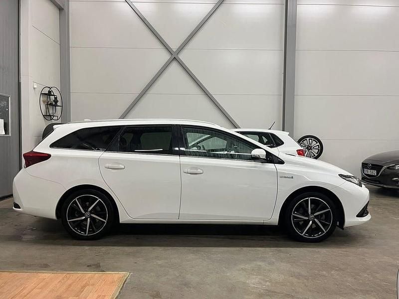 Begagnad Toyota Auris Touring Sports Edition 136 HK (100 kW) 2018 Vit Kombi