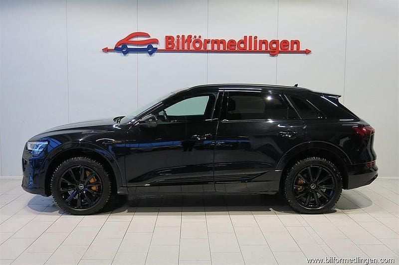 Svart svart Begagnad 2022 Audi e-tron Black Edition SUV | 399 900 kr (Marknadspris) - Bild 1/4