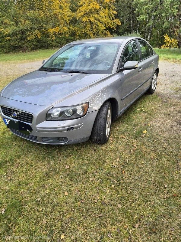 Grå Begagnad 2004 Volvo S40 Sedan | 20 000 kr (Marknadspris) - Bild 1/4