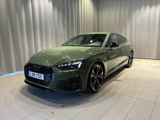 Distriktgrön metallic Begagnad 2024 Audi A5 Sportback S-Line Halvkombi | 519 900 kr (Dyr) - Bild 1/4