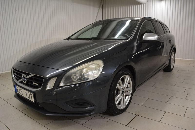 Grå Begagnad 2012 Volvo V60 R-Design Kombi | 99 000 kr (Marknadspris) - Bild 1/3