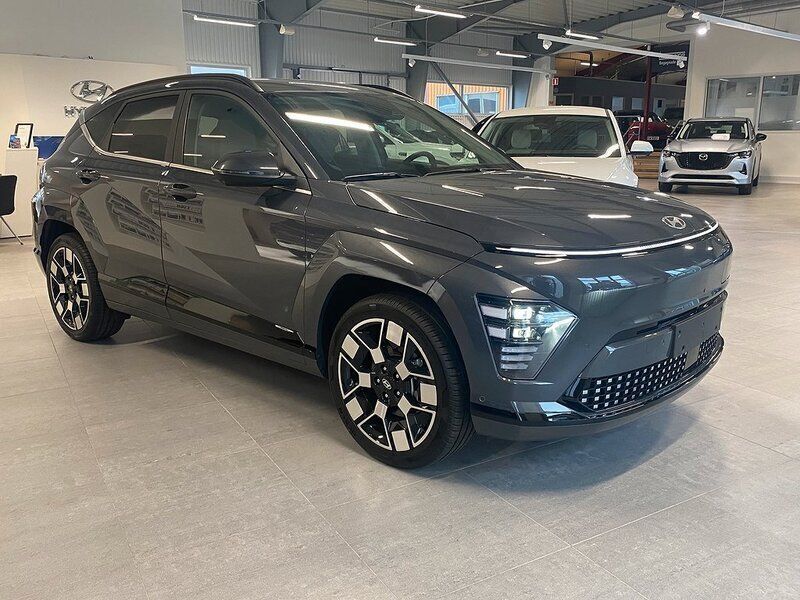 Grå Begagnad 2023 Hyundai Kona Advanced SUV | 514 300 kr (Dyr) - Bild 1/4
