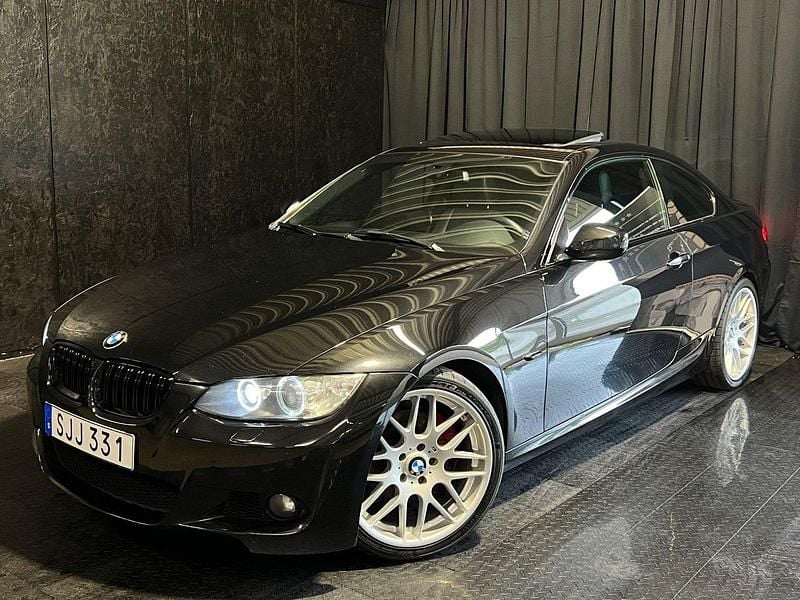 Svart Begagnad 2010 BMW 325 M Sport Sportkupé | 129 500 kr (Marknadspris) - Bild 1/4