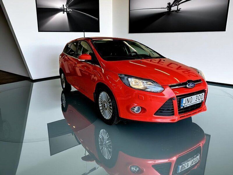 Röd Begagnad 2013 Ford Focus Titanium Kombi | 54 900 kr (Marknadspris) - Bild 1/4