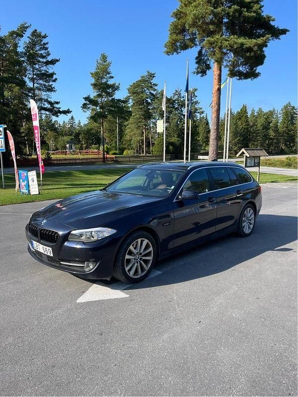 Blå Begagnad 2012 BMW 525 M Sport Kombi | 110 000 kr (Superpris) - Bild 1/4