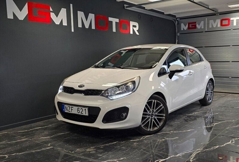 Vit Begagnad 2013 Kia Rio Halvkombi | 68 000 kr (Marknadspris) - Bild 1/4