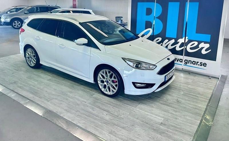 Vit Begagnad 2014 Ford Focus Titanium Kombi | 78 000 kr (Lite dyr) - Bild 1/4