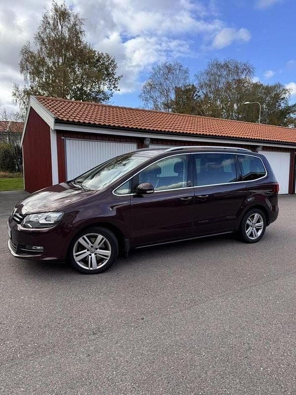 Röd Begagnad 2017 VW Sharan Minibuss | 198 000 kr (Superpris) - Bild 1/4